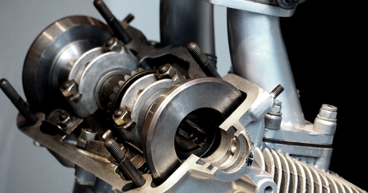 カットモデルの自動車エンジン内部構造