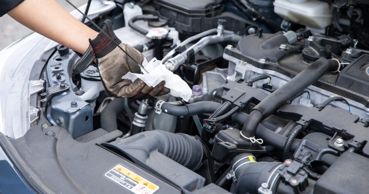 エンジンオイルを点検する整備士の手元