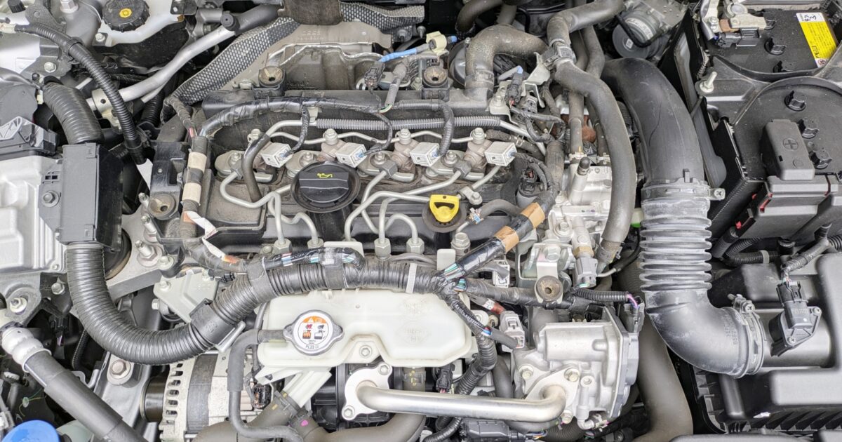 自動車エンジンルームの内部構造と配線