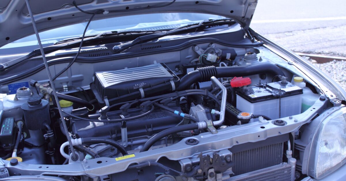 ボンネットを開けた車のエンジンルーム全景