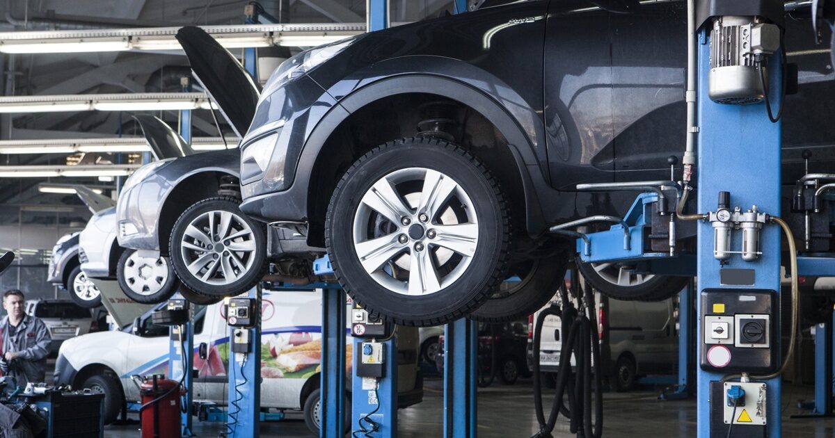 整備工場でリフトアップされた複数の車