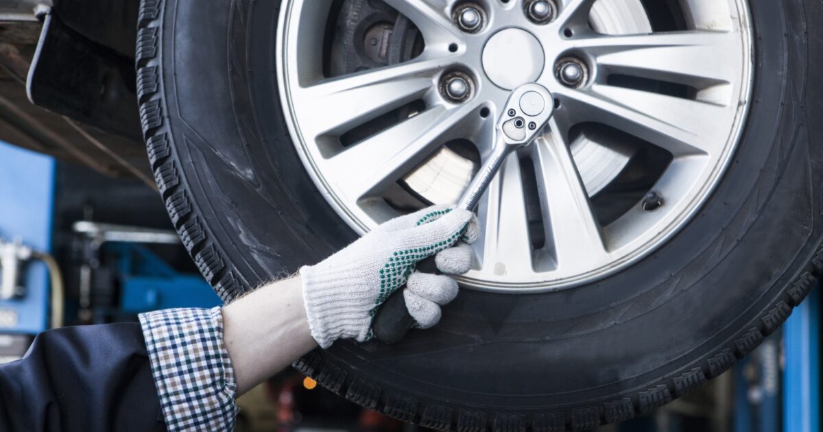 車のホイールナットを締める整備士の手元