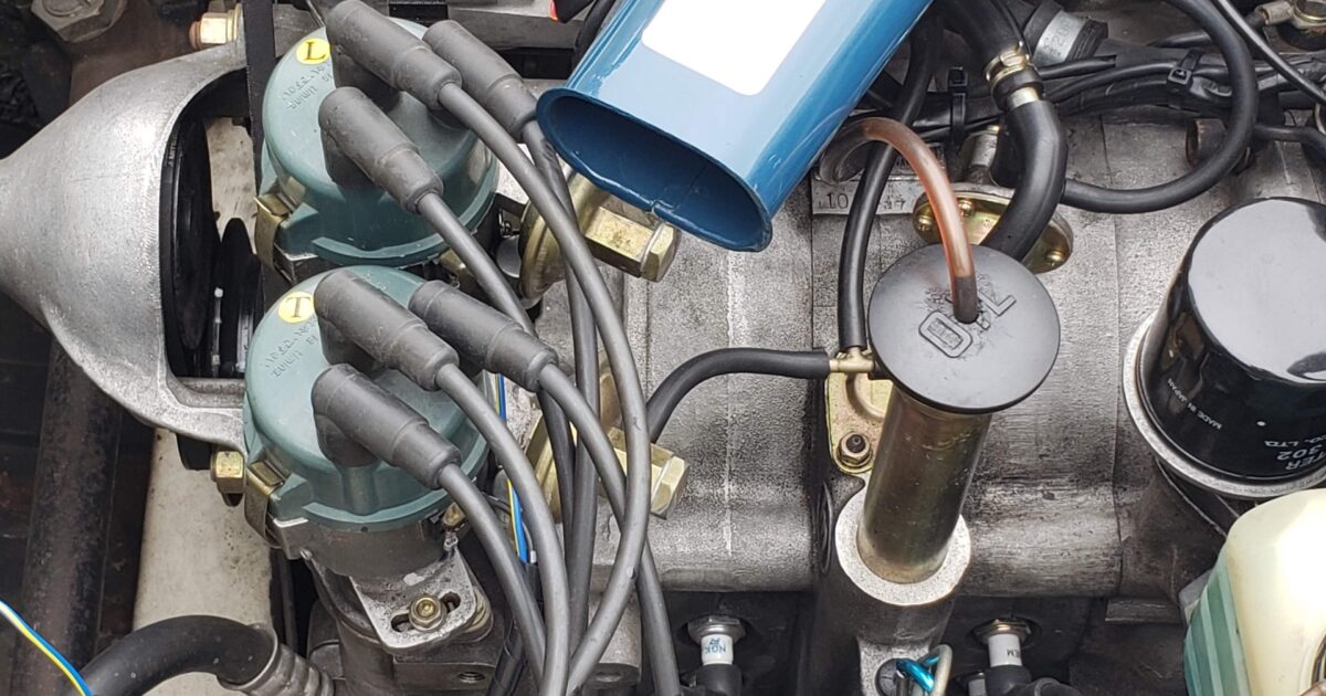 クラシックカーのエンジンと点火プラグコードの接続部分