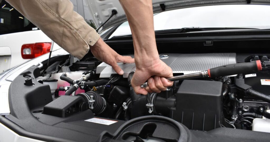 トルクレンチでエンジン整備を行う整備士の手元
