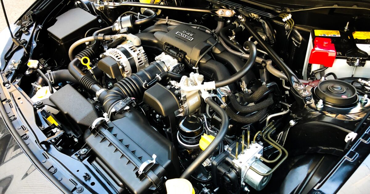 エンジンルーム全体とレイアウトが見える現代的な車両