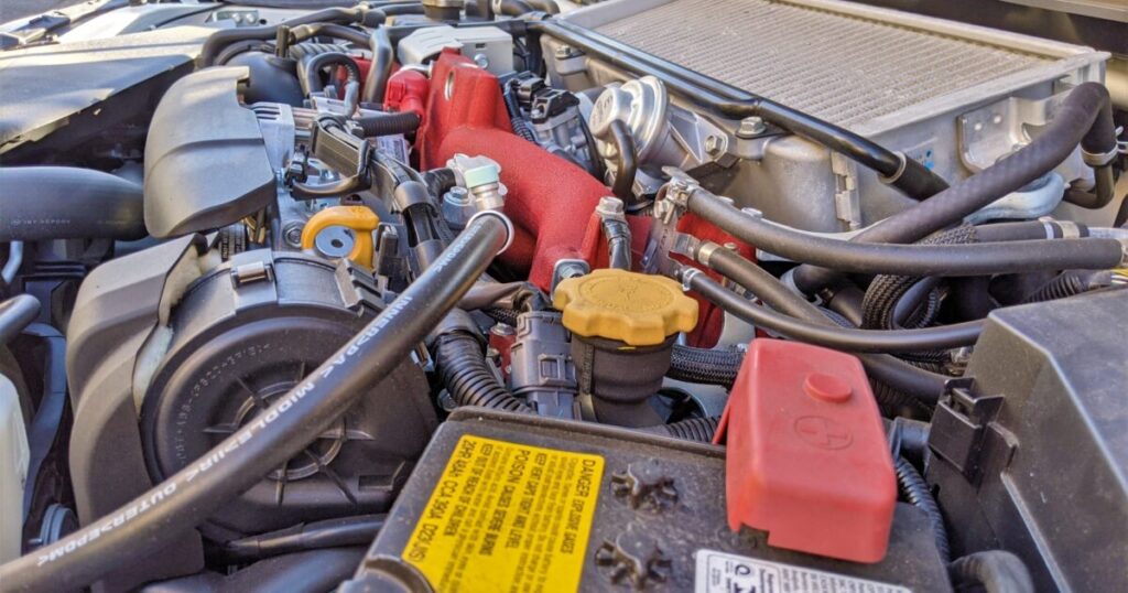 自動車エンジンルーム内のインタークーラーと赤いインテークマニホールド