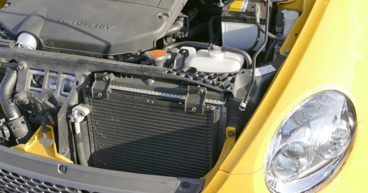 黄色い車のエンジンルームとラジエーターのクローズアップ