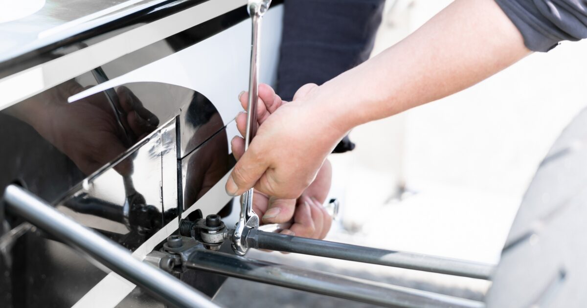 レーシングカーのサスペンションを調整する整備士の手元