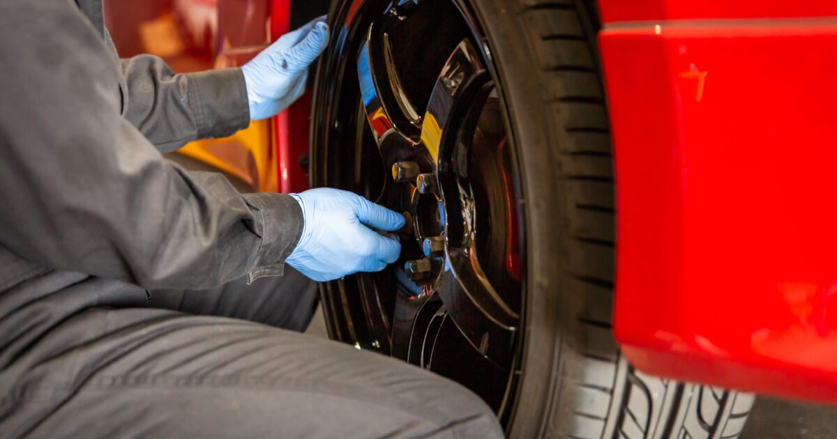 車のホイールナットを締める整備士の手元