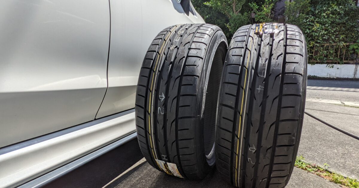 車の横に立てかけられた新品タイヤ二本