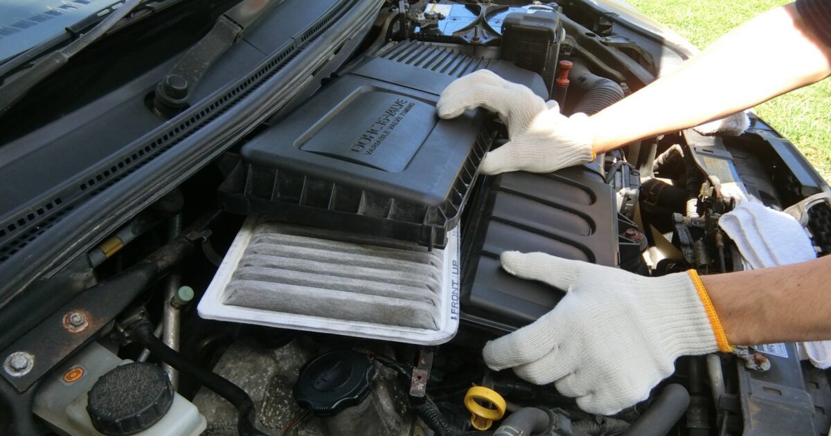 エアフィルターを交換する整備士の手元