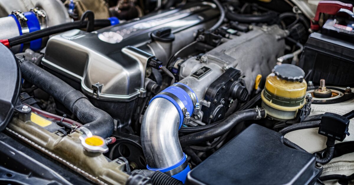 チューニングカーのエンジンルームとインテークパイプ