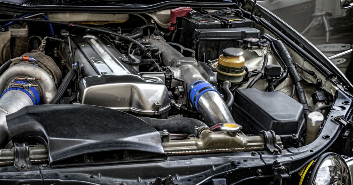 高性能エンジンのインテークパイプと補器類のクローズアップ