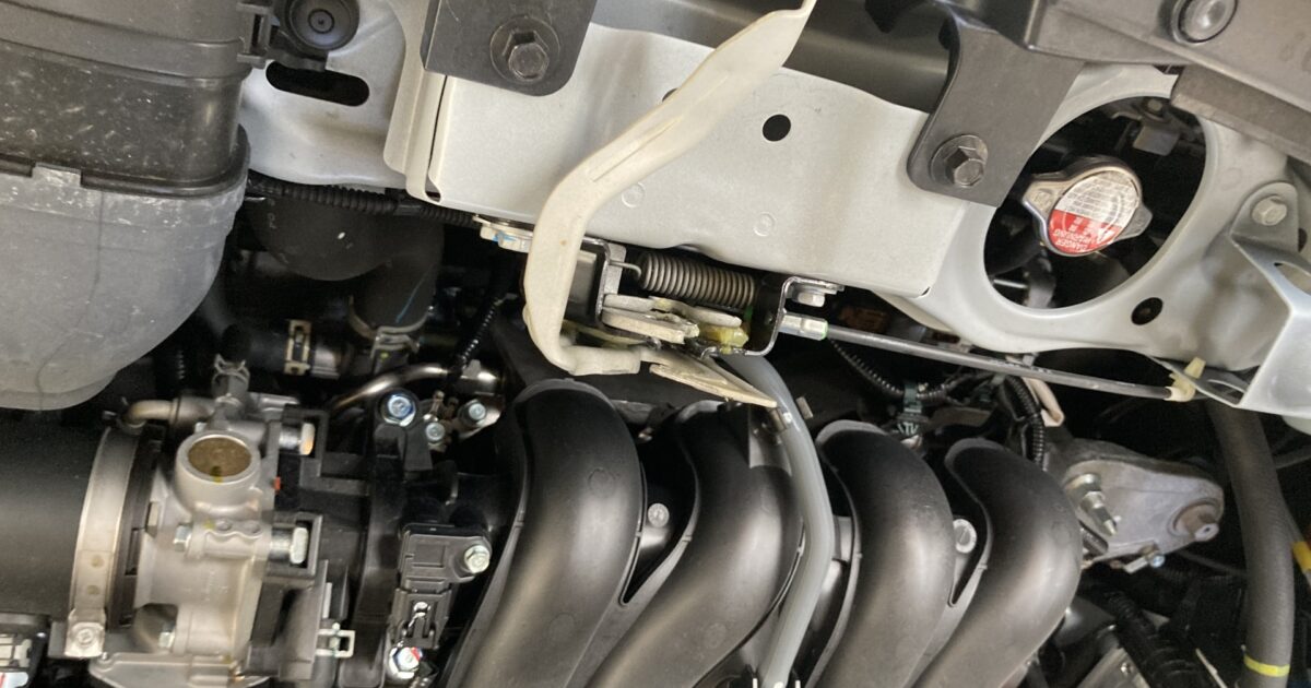 自動車のエンジンルーム内部のクローズアップ