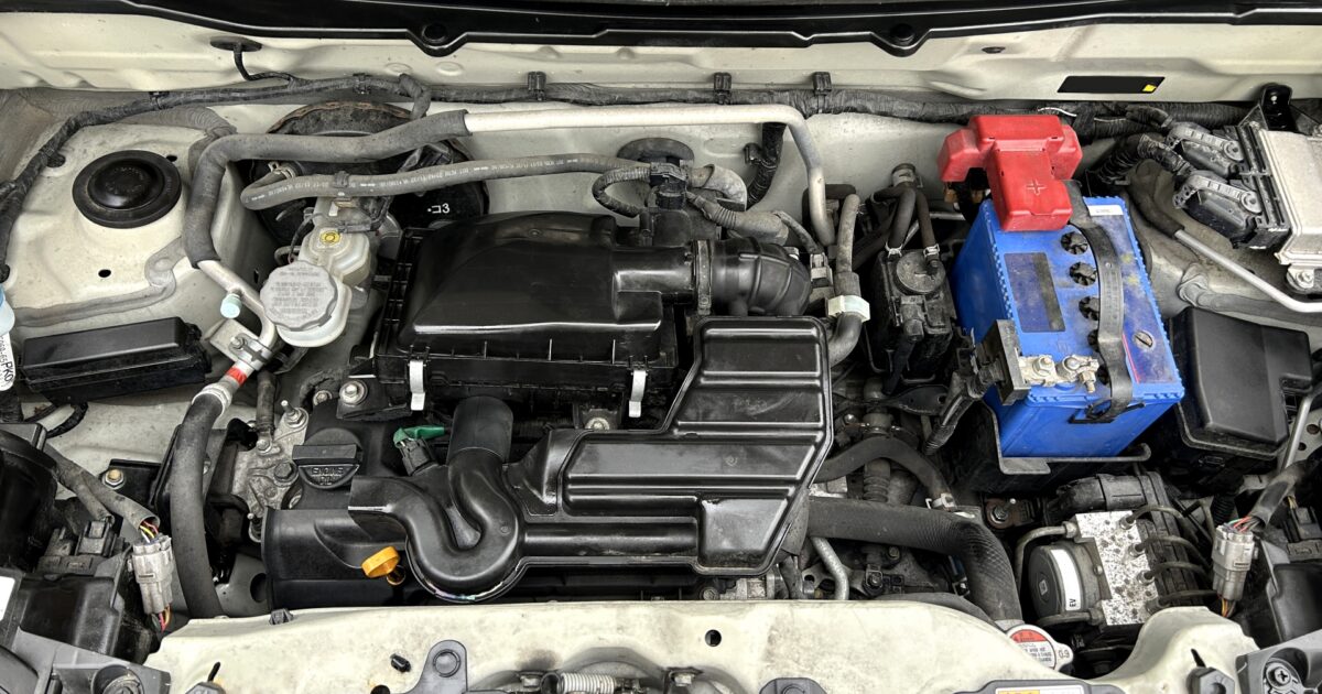 自動車のエンジンルーム全体の構造